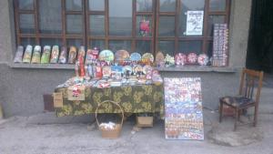 Младежи от Г Оряховица продават благотворитворително уникални сувенири