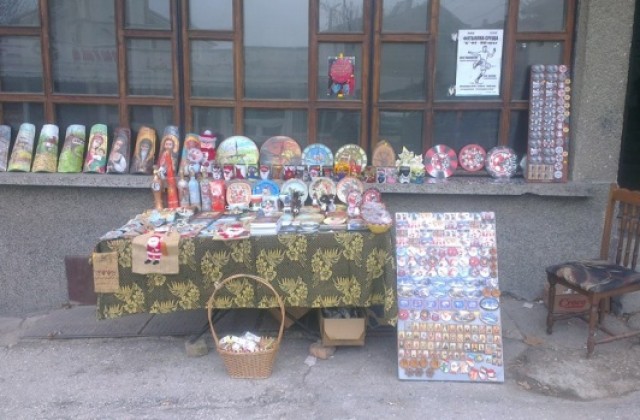 Младежи от Г. Оряховица продават благотворитворително уникални сувенири