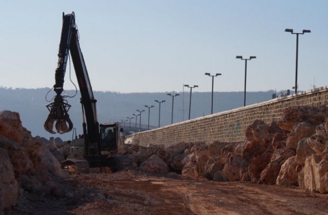 Започна укрепването на вълнолома във Варна (СНИМКИ)