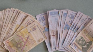 Две баби се простиха със спестените си пари