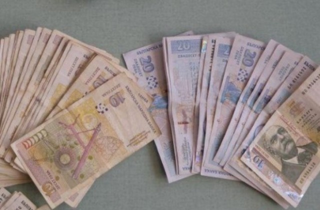 Две баби се простиха със спестените си пари