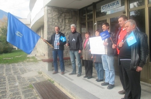 Вече месец стачкуват работещите в ученическото общежитие в Смолян