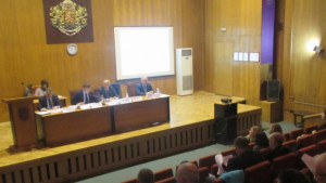 След продължително заседание и бурни дебати общинските съветници си гласуваха