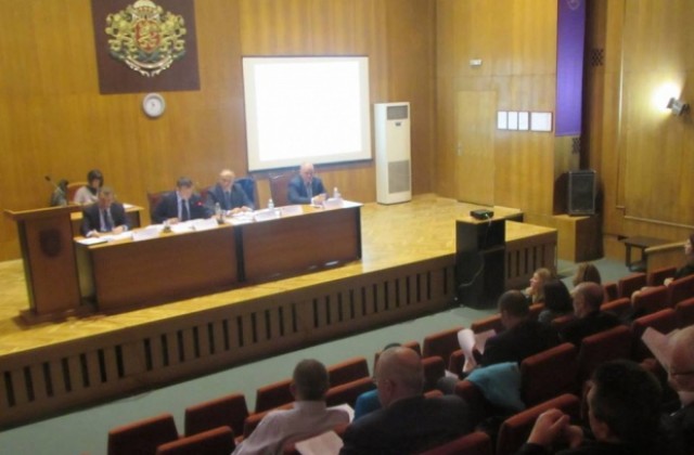 След продължително заседание и бурни дебати, общинските съветници си гласуваха правилник