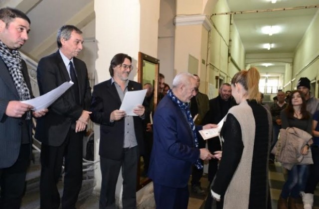 Ганчо Карабаджаков отличи студентка от Факултета по изобразително изкуство на ВТУ