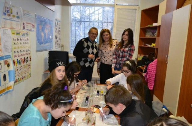 Зам.- кметът Снежана Данева- Иванова показа на деца как се рисува върху стъкло