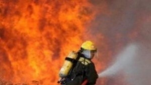 Пожарникари спасиха трима души от пожар в апартамент в Бобов дол