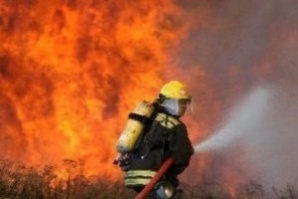 Пожарникари спасиха трима души от пожар в апартамент в Бобов дол.Причината