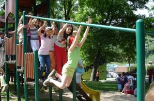 Проверяват състоянието на  училищни и спортни площадки в Павликени и Сухиндол