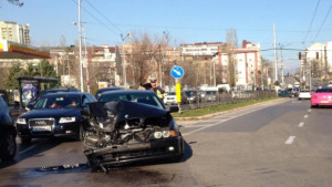 БМВ смазано след катастрофа в столицата СНИМКИ