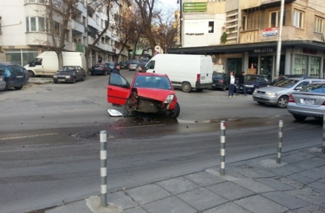 Такси и кола се помляха до Ритуалната зала