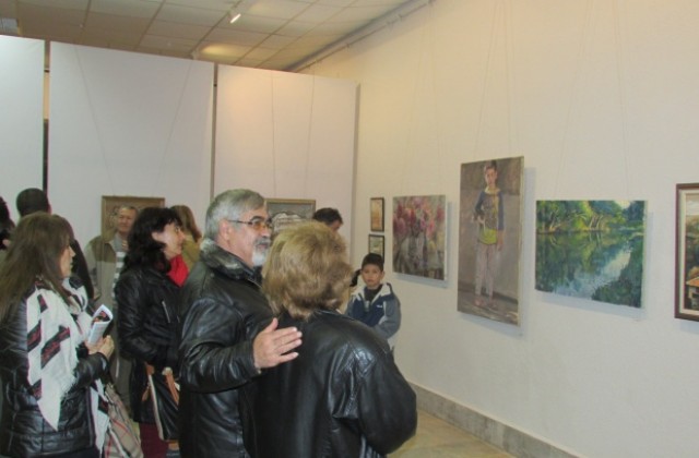 Горнооряховски художници подредиха Коледна изложба
