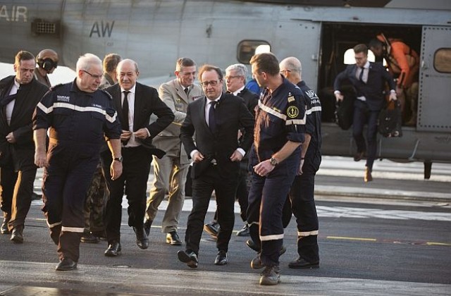 Оланд пристигна на френския самолетоносач Шарл дьо Гол (СНИМКИ)