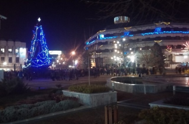 Дядо Коледа гостува в Дупница за грейването на елхата