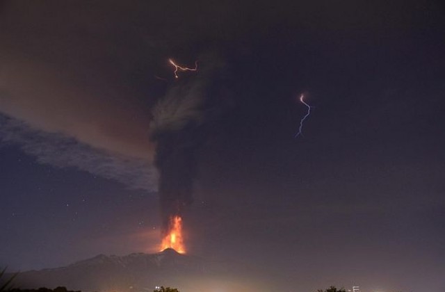 Изригване на вулкана Етна затвори летището в Катания