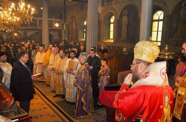 Румънци уважиха храмовия празник, разградчани – не