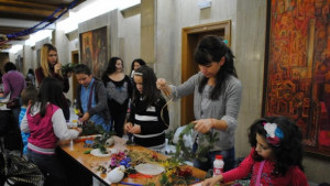 Деца майсториха украшения и играчки за елхата в Коледната работилница