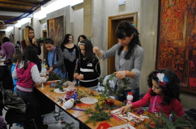 Деца майсториха украшения и играчки за елхата в Коледната работилница на В. Търново