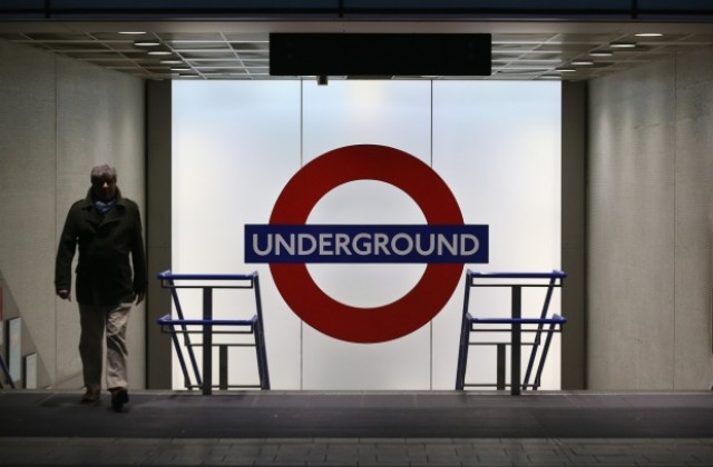 Въоръжен с мачете мъж рани трима души в лондонското метро