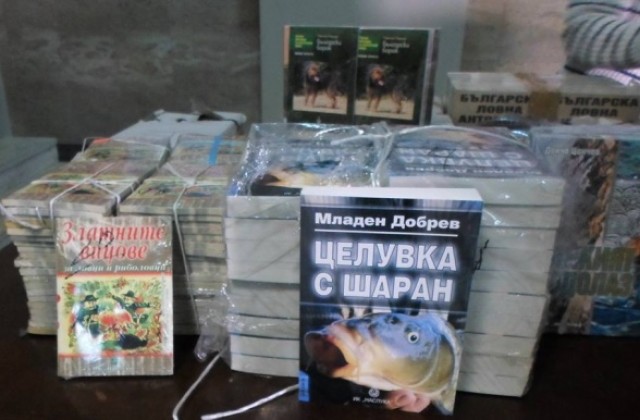 От Съюза на ловците и риболовците дариха книги