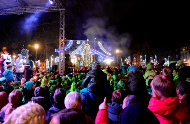 Грейна коледната елха на Варна (СНИМКИ)