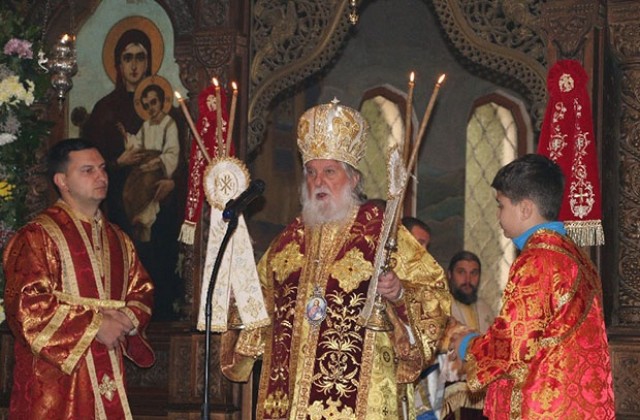 Запалиха кандилата в светилника-кораб на Никулден