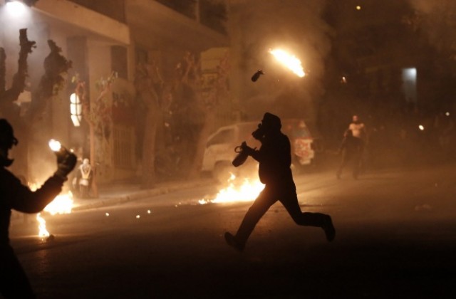 Ожесточени сблъсъци между анархисти и полиция в Атина