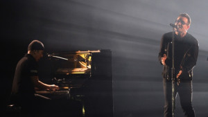 U2 изпя песен за жертвите от парижките атентати