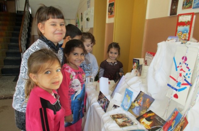 Изложба на коледни картички подредиха деца от Драганово