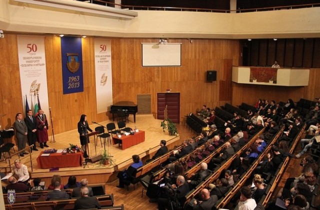 С тържествено събрание ВТУ чества студентския празник, кметът връчи Академичната награда на Общината