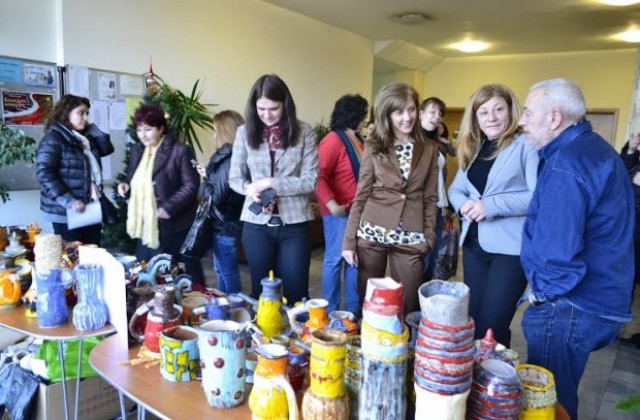 Благотворителен базар показва изделия на хора със специфични нужди