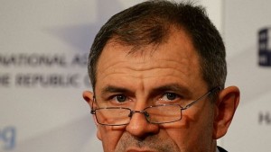Методи Андреев плаши ген Петров със съд