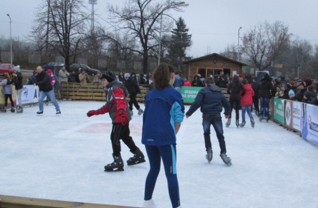 Ледената пързалка в Горна Оряховица отваря врати на 9 декември