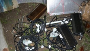 Откриха фалшиви пари скимиращи устройства и наркотици в къща в