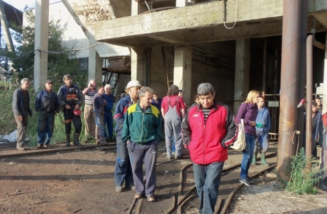 Миньорите от Черно море получиха част от заплатите