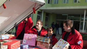 Немски деца изпратиха коледни подаръци за пациенти във варненска болница