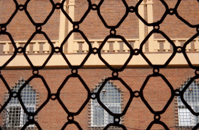 Затвор за наркозависим, окрал дом по време на погребение