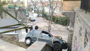 30годишна пловдивчанка качи кола на стълби ВИДЕО и СНИМКИ