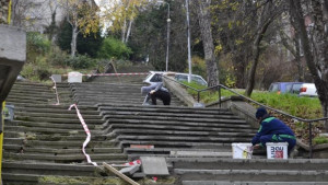 Частично ремонтират стълбищата към Природоматематическата гимназия