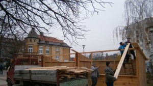 Изграждат Коледните къщички на пл Свобода в Дупница