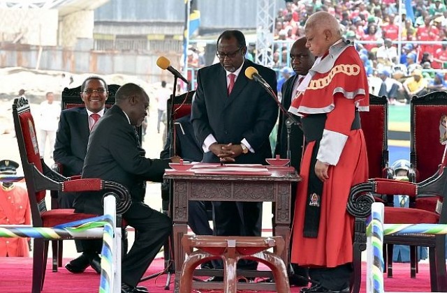 Президентът на Танзания чисти улиците като редови гражданин (СНИМКИ)