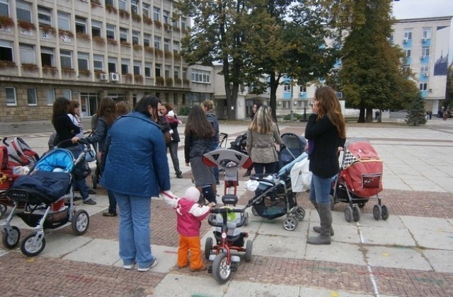 Родители протестират пред сградите на общинските администрации в Габрово и Трявна