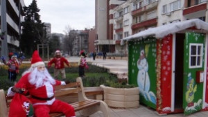 Дядо Коледа и джуджета радват ямболии