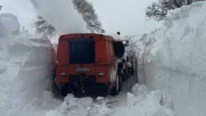 Ледени преспи заклещиха кола под връх Снежанка