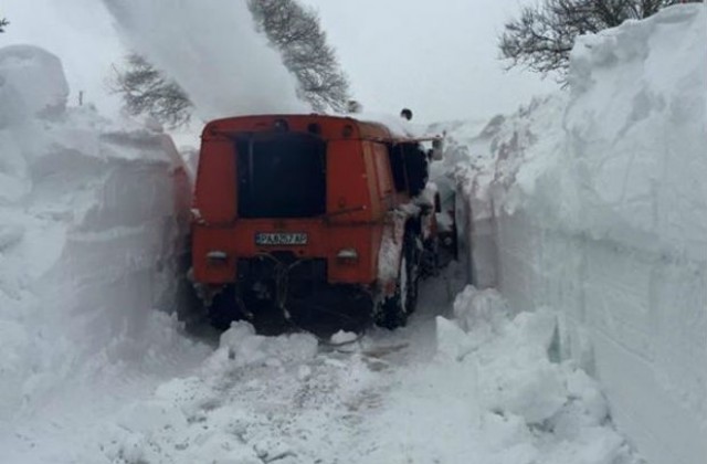 Ледени преспи заклещиха кола под връх Снежанка