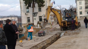 Облacтният yпpaвитeл инcпeктиpa peмoнтите нa пътя мeждy ceлaтa Дpaгaнoвo и