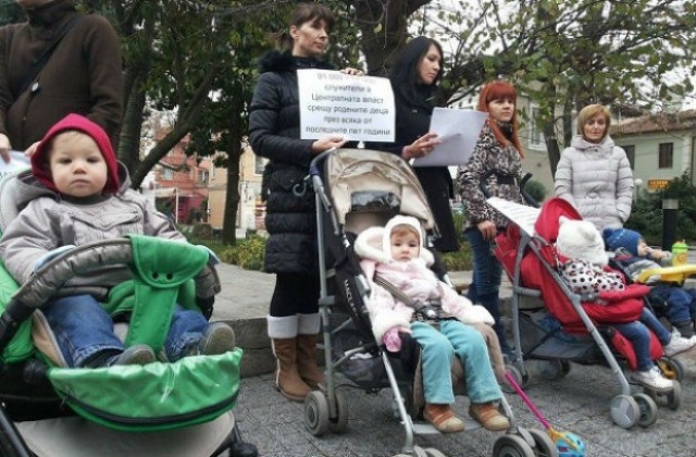 Майки в цялата страна излязоха на протест, искат повече пари за децата