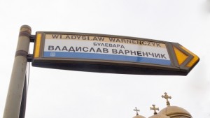 Хулиган потроши стъклото на автобусна спирка