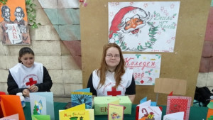 Благотворителна разпродажба на картички събира средства за деца и възрастни