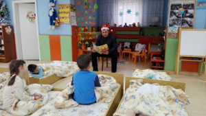 Кметът на Павликени прочете коледни приказки на малчугани от детска